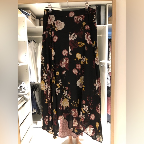 Asymmetrical hem floral print midi skirt - Picture 2 of 3